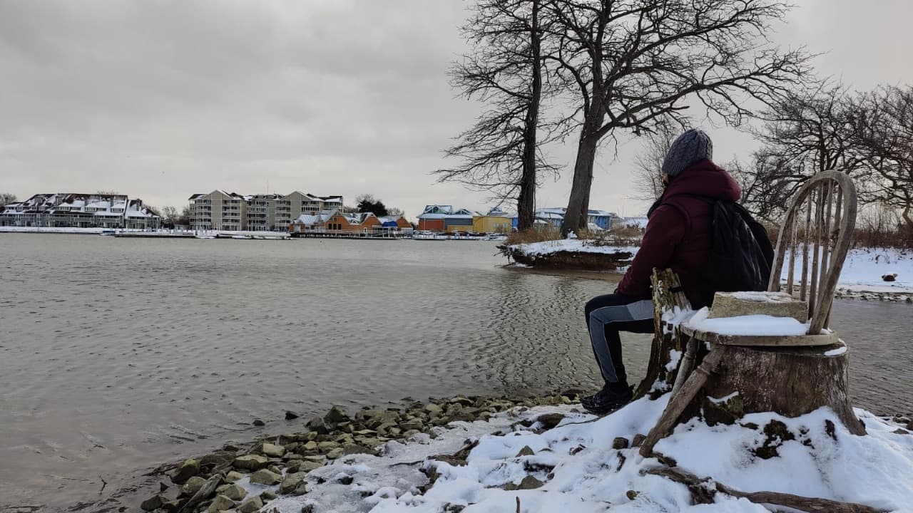 Experiencia internacional junto a un lago durante el invierno